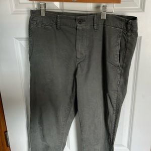 Green American Eagle size 32x34 khaki pants